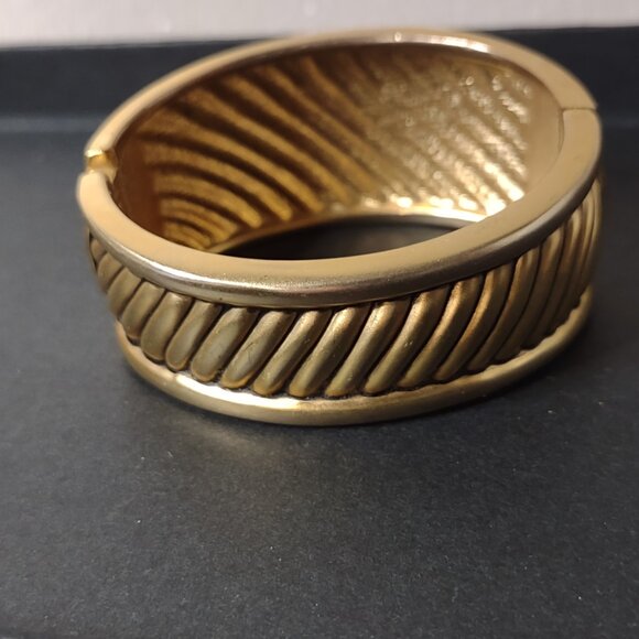 6.75 Inch Heavy Gold Tone Hinged Bracelet - Picture 5 of 12